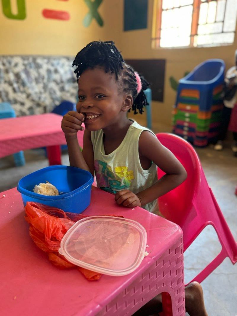 Child eating at Mufutuli